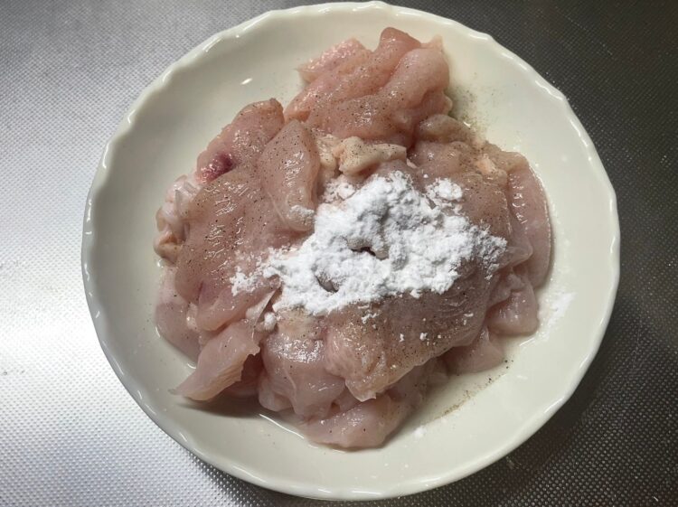 鶏むね肉を塩コショウと片栗粉をまぶす