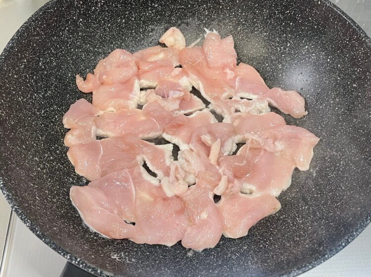 鶏むね肉をフライパンで焼く