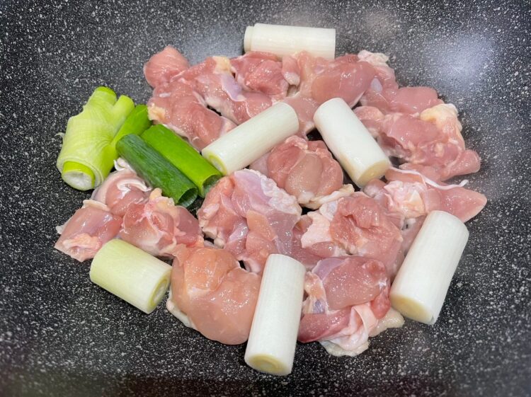 鶏もも肉をフライパンで焼く