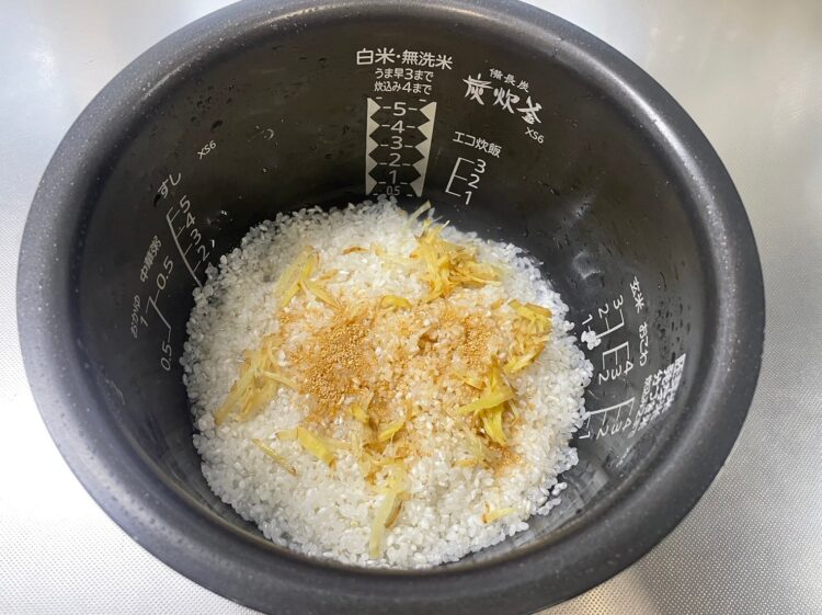 洗米し、調味料を入れる